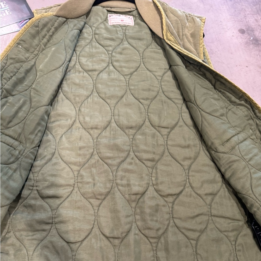 WE THE FREE olive green vest w pockets! See pic for all the design details 👀